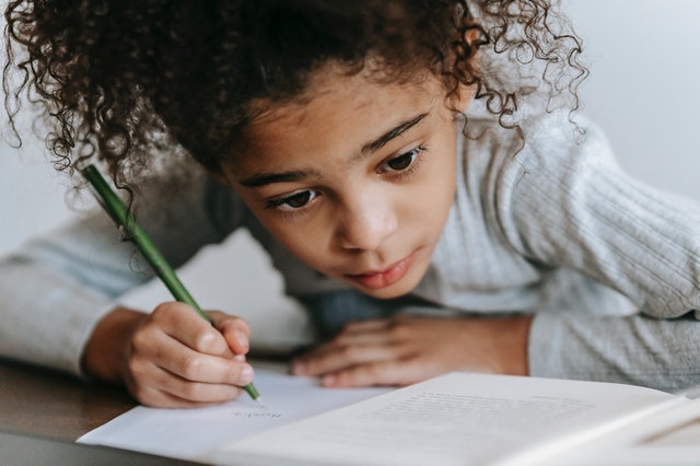 Un bureau rangé et agréable incite à la concentration pendant les devoirs. C'est une composante de la pédagogie positive.