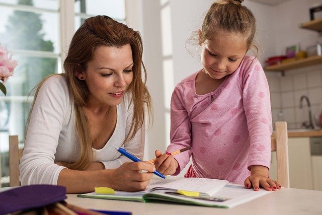 Devoirs sereins mère fille