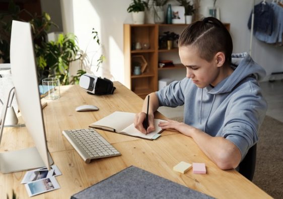 Un adolescent utilise une méthode de révision efficace