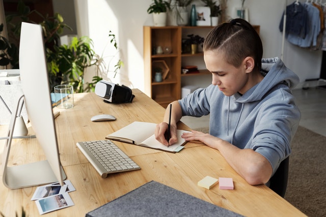 Un adolescent utilise une méthode de révision efficace